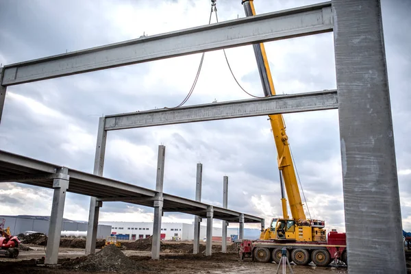 Detalhes de perto do canteiro de obras, guindaste industrial que trabalha na engenharia civil — Fotografia de Stock