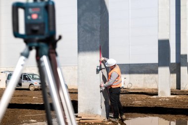 Thodolite, gps sistemi ve seviye makine çalışma endüstriyel arazi inşaat sitesinde 