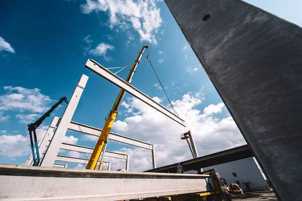 Cantiere di sala prefabbricata con pilastri in cemento e travi in calcestruzzo gru mobile — Foto Stock