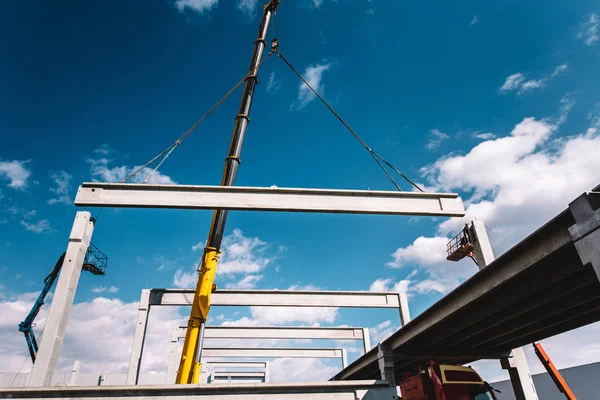 Industriële bouwplaats met zware hoge kraan met behulp van pr — Stockfoto