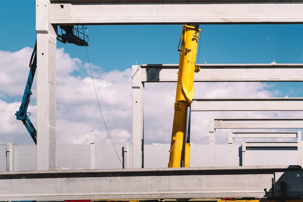 Industriell kran lyft betong balkar, prefabricerade cement balkar — Stockfoto
