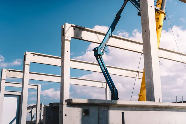 Montaż prefabrykowanych cementu filary i belki na placu budowy — Zdjęcie stockowe