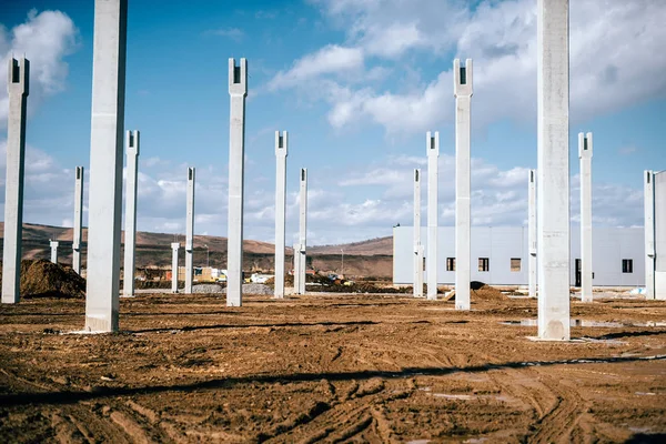 Installation and assembly of concrete precast pillars on construction site — Stock Photo, Image