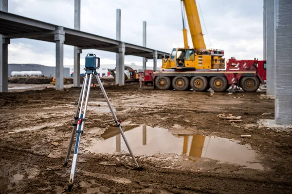 Ingegneria industriale con teodolite, gps, stazione totale e utensili in cantiere all'aperto durante i lavori di rilevamento — Foto Stock