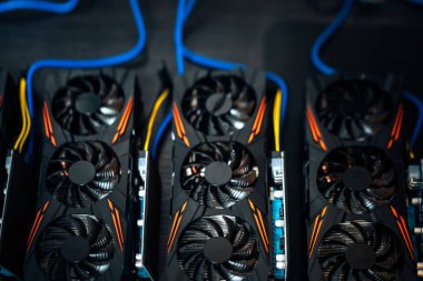 Bir araştırma teçhizat, gpu kartları, anakart ve bitcoin cryptocurrency için kullanılan bilgisayar inşaat detayları