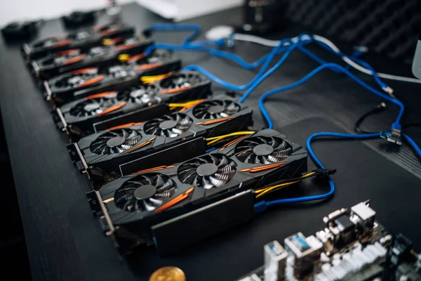 Tarjetas Gpu preparándose para minar criptomoneda, dispositivos en plataforma minera. bitcoin . — Foto de Stock