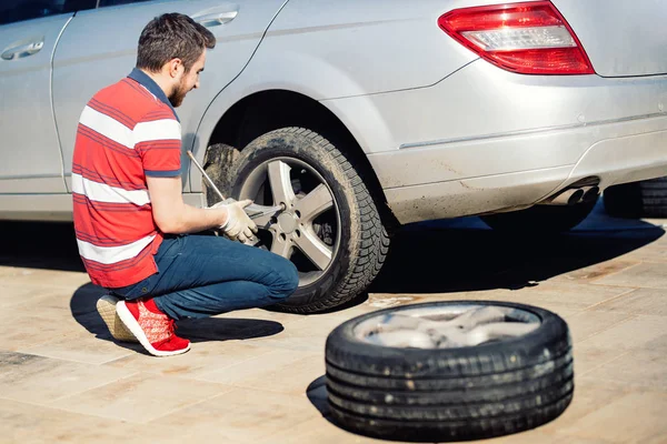 Ritratto di giovani adulti che cambiano gomme e si godono una giornata di sole — Foto Stock