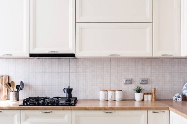 İç mutfak tasarım detayları - modern dolaplar ve ahşap mobilya