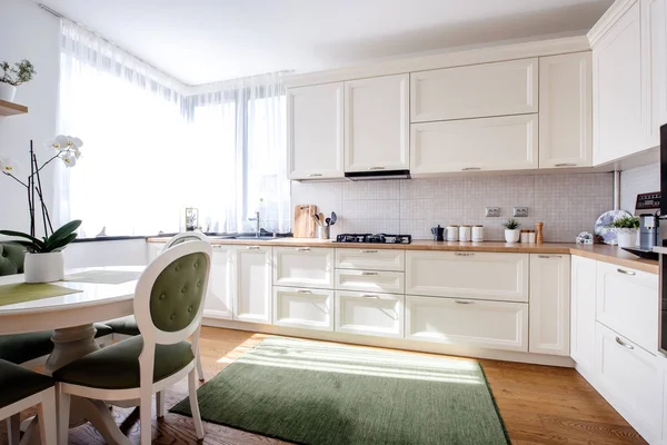Maravilhoso interior da cozinha com luz natural e mobiliário de madeira moderna. Pisos de madeira e aparelhos modernos — Fotografia de Stock