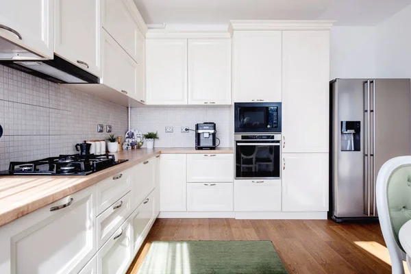 Interior dapur modern dengan lantai kayu keras dan furnitur krem putih kayu — Stok Foto