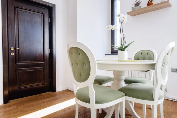 Detalhes de design de interiores - mobiliário moderno, mesa de jantar com cadeiras na cozinha — Fotografia de Stock