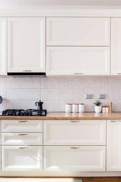 Детали роскошной кухни, современная деревянная мебель
