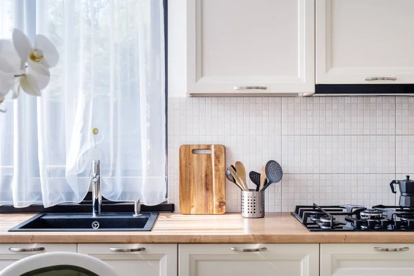 Elegancki czarny zlew w nowoczesnej kuchni luksusowy z białe meble drewniane — Zdjęcie stockowe