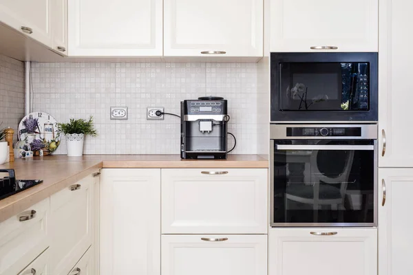 Dapur desain modern dengan peralatan listrik dan meja kerja kayu — Stok Foto