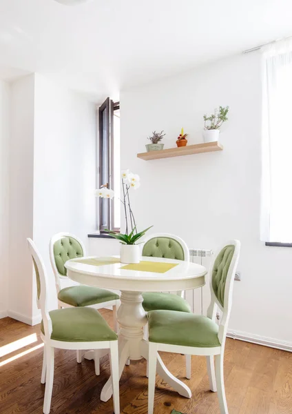 Mesa de cozinha moderna com cadeiras de jantar e piso de madeira. Piso de madeira — Fotografia de Stock