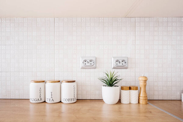 Внутренние шкафы на современной кухне, современная деревянная мебель с сахаром, чай и кофе миски
