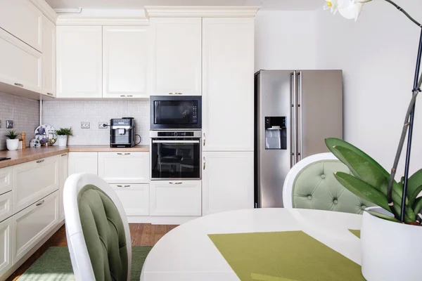Área de cozinha moderna e piso de madeira com geladeira moderna — Fotografia de Stock