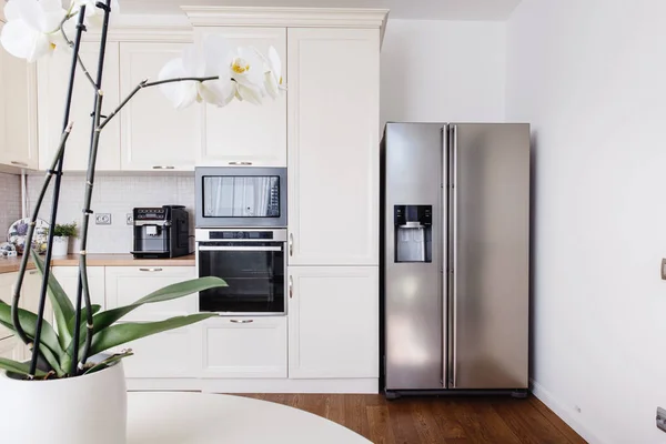 Peralatan modern dan desain baru di dapur. Dapur loteng dan apartemen — Stok Foto