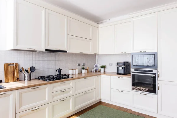 厨房区域在新的家。现代设计与白色家具 — 图库照片