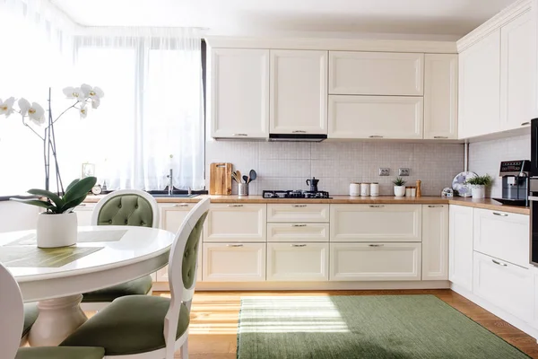 Desain dapur modern, interior yang indah dengan cahaya alami dan bunga — Stok Foto