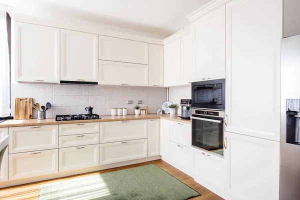 Novo interior da cozinha com mobiliário moderno em casa de luxo — Fotografia de Stock
