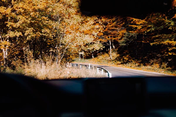 Dettagli ravvicinati della guida, punto di vista del conducente - nuova esperienza di guida utilizzando un'auto moderna — Foto Stock