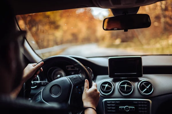 Conductor caucásico probando coche nuevo en carretera de montaña — Foto de Stock