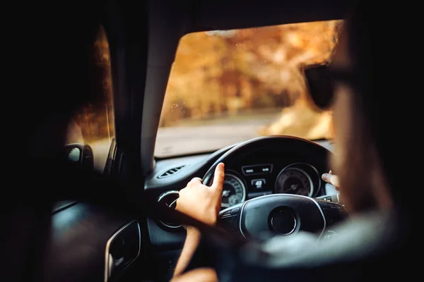 Porträt eines Mannes, der mit einem nagelneuen modernen Auto auf Autofahrt geht, Waldstraße Herbstdetails — Stockfoto