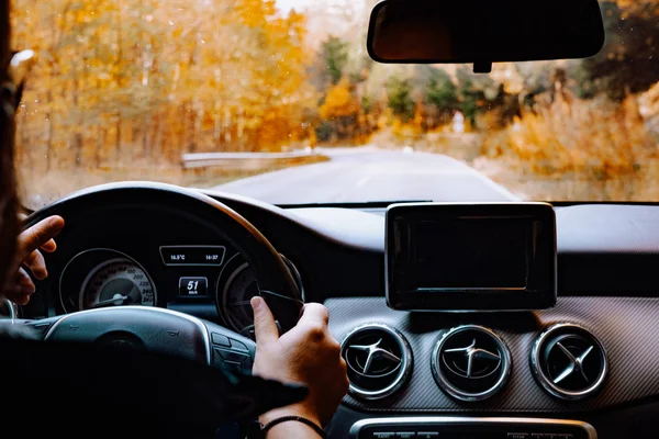 Közelítse meg a vezető vezetési egy modern autót. A gépkocsi adatainak belsejében a járművezetők szélvédőn keresztül látnak. — Stock Fotó