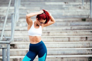 Güzel kadın eğitimi. Spor yapan seksi, beyaz bir kadın.