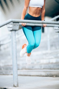 Spor yapan, spor yapan, esneyen, spor yapan genç bir kadının detaylarını kapat. Antrenman ve spor kadını konsepti