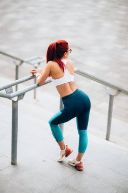 Spor giyim bölümünde spor salonunda spor eğitimi alan aktif bir kadının portresi. Spor ve spor uzmanıyım.