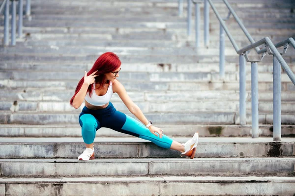 Retrato de atractiva mujer sexy, mujer caucásica haciendo ejercicio, haciendo yoga y estiramiento —  Fotos de Stock