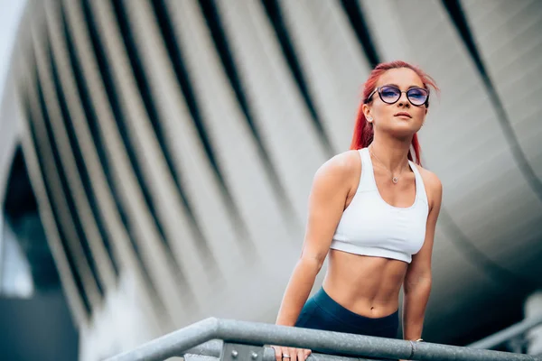 Portrét atraktivní sexy ženy, běloška, která cvičí a nosí sportovní oblečení — Stock fotografie