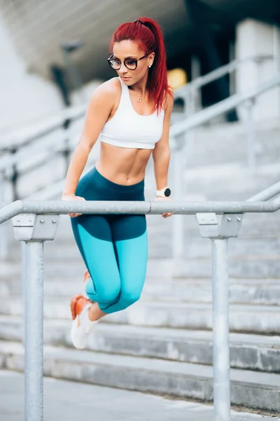 Mulher saudável apto a trabalhar e fazer exercícios. Apto atleta feminino exercitando e fazendo treinamento de abdominais — Fotografia de Stock