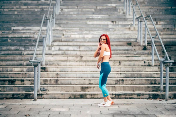 Retrato de mujer haciendo ejercicio y corriendo. Caucásico mujer sonriendo y riendo mientras haciendo cardio entrenamiento —  Fotos de Stock