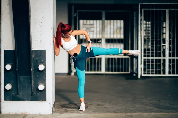 Aantrekkelijk meisje dat traint tijdens de training. Stretching, planken en workout concept — Stockfoto