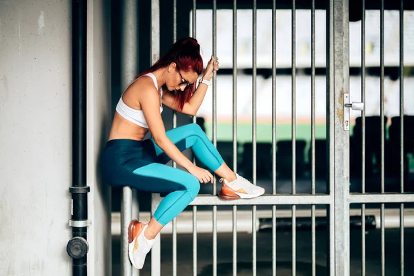 Atractiva deportista descansando después del entrenamiento. Retrato de mujer sexy sentada —  Fotos de Stock