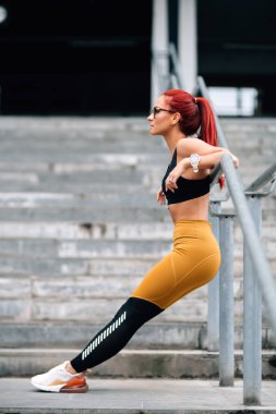 Formda bir kadının portresi egzersiz yapıyor, kaslarını çalıştırıyor. Spor ve spor konuları