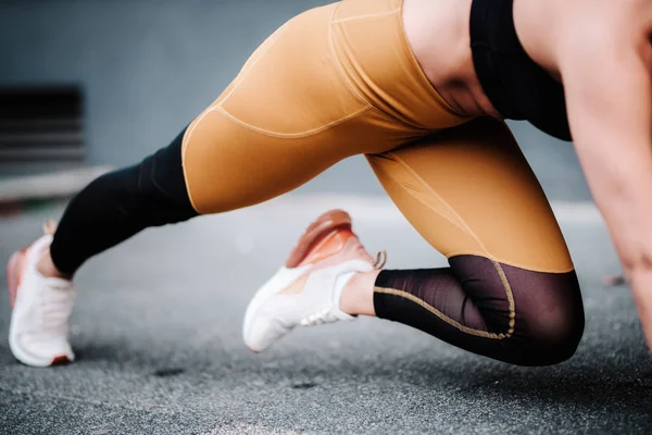 Close up detalhes de corrida, estilo de vida fitness e jogging com a mulher alongamento e exercício — Fotografia de Stock