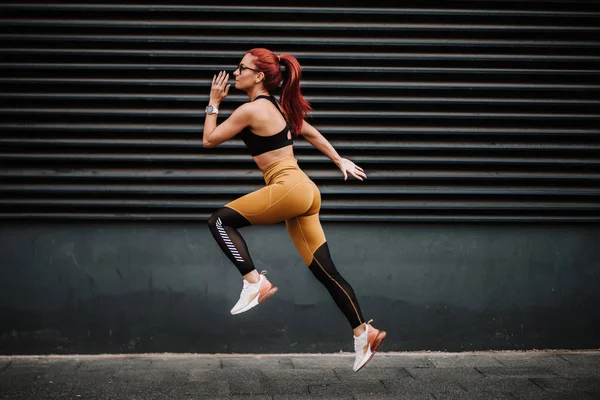 Sport och fitness koncept - Sexig kvinna med passform body jump och löpning, motion — Stockfoto