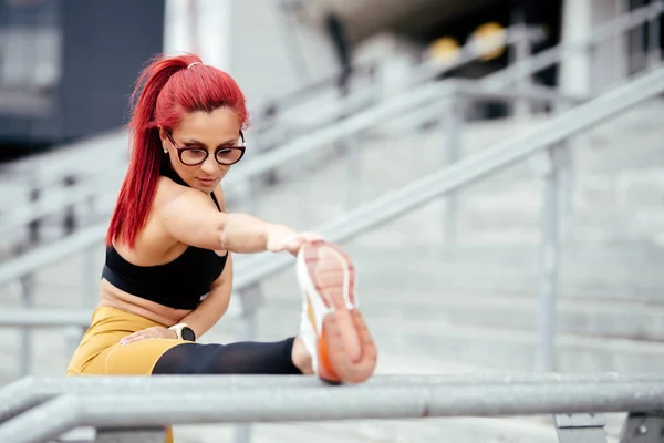 Aktif bayan koşucu sıkı çalışmadan sonra kaslarını geriyor ve gevşetiyor. Fitness ve spor konsepti — Stok fotoğraf
