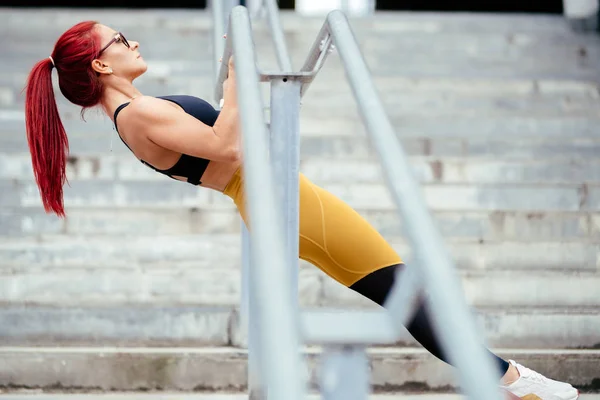 Mujer en forma activa haciendo ejercicio bíceps, trabajando los músculos con el entrenamiento duro. Fitness cross fit y deportes concep —  Fotos de Stock