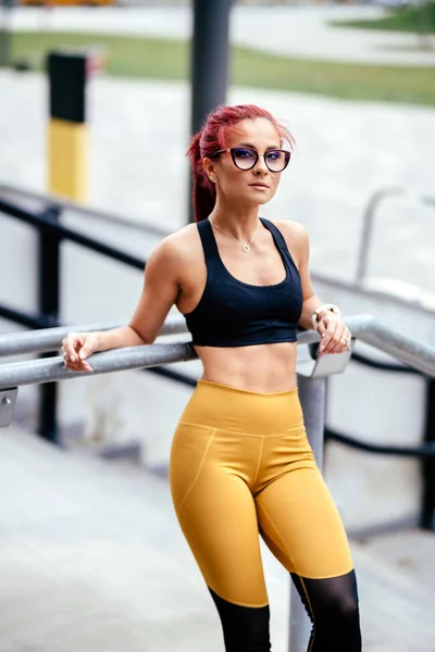 Porträt einer selbstbewussten, athletischen Frau, die auf einer Treppe im Stadion trainiert. Trainings- und Bodybuilding-Sitzungskonzept — Stockfoto