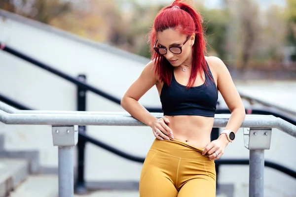 Retrato de mujer atlética confiada entrenando en escaleras en el estadio —  Fotos de Stock