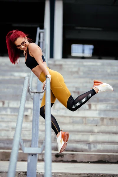 Mujer atleta activa haciendo ejercicios y haciendo ejercicio. Concepto de entrenamiento fitness —  Fotos de Stock