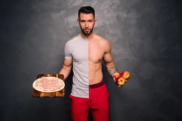 Concepto de hábitos saludables, concepto de estilo de vida saludable con el hombre sosteniendo una pizza y manzanas —  Fotos de Stock