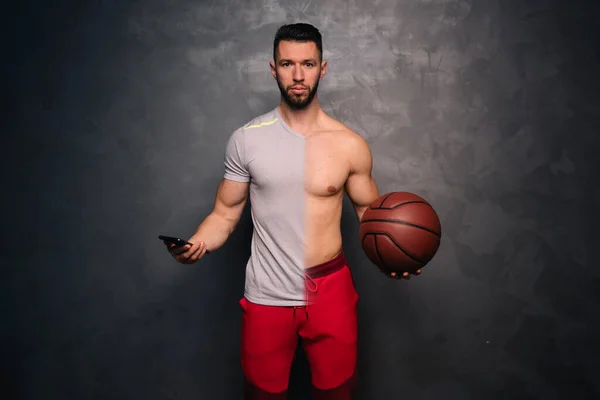 Concepto de estilo de vida saludable - retrato de un atractivo hombre caucásico muscular sosteniendo un teléfono inteligente y un baloncesto — Foto de Stock