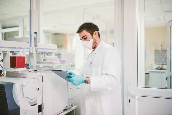 Medical Scientist Healthcare Worker Laboratory Dna Machinery Tablet Analysing Samples — Stock Photo, Image