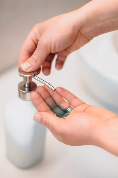 Frau Benutzt Seifenspender Zum Händewaschen Hause — Stockfoto